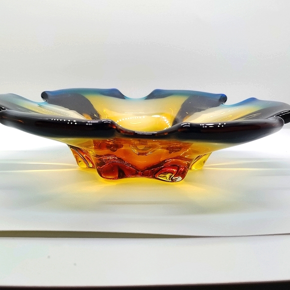 Sold    Vintage Mid Century Modern Hand Blown Art Glass Bowl Flower Shaped - Picture 7 of 11